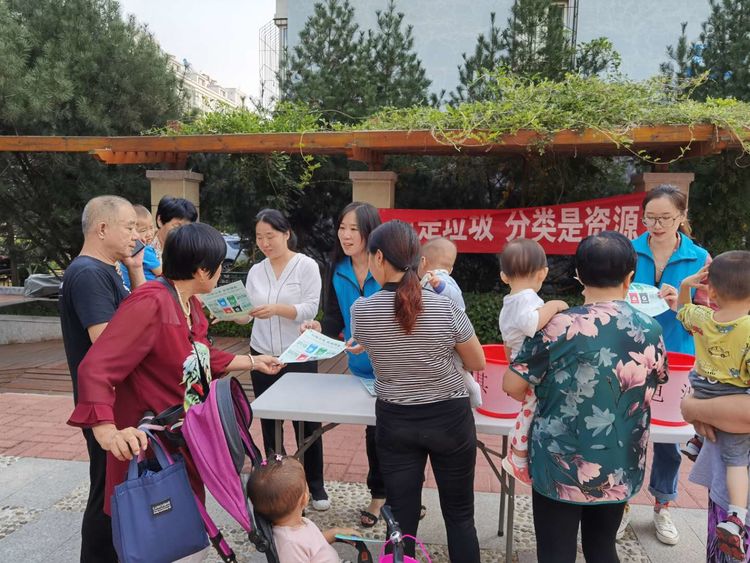 盛?；▓@社區(qū)組織開展“亂放是垃圾，分類是資源”垃圾分類宣傳主題活動(dòng)